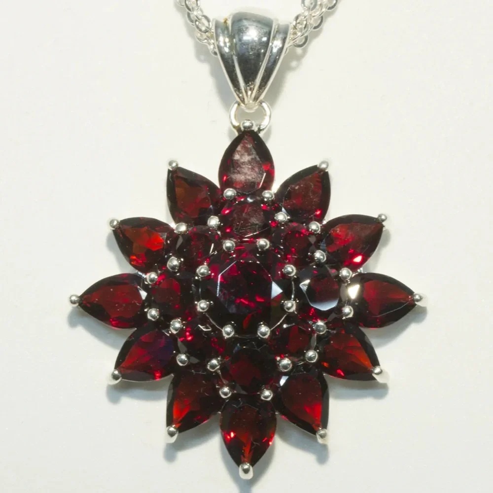 Natural garnet sunburst solid sterling silver pendant & 3 strand chain - Picture 4 of 11